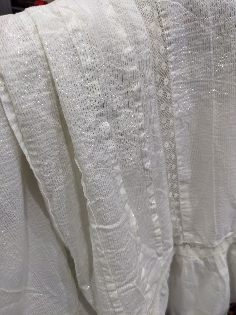 Красива біла  блузка