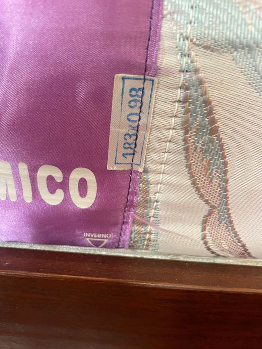 Cama de solteiro em madeira maciça