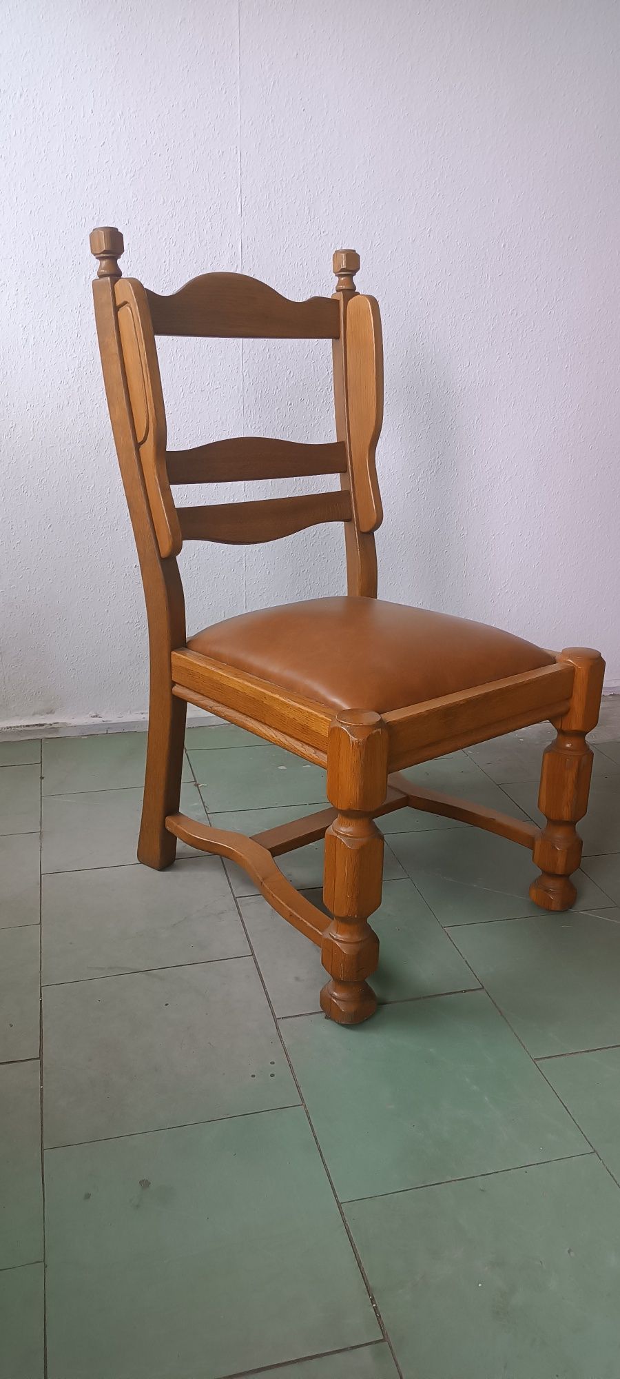 Piękne duże dębowe krzesła skóra