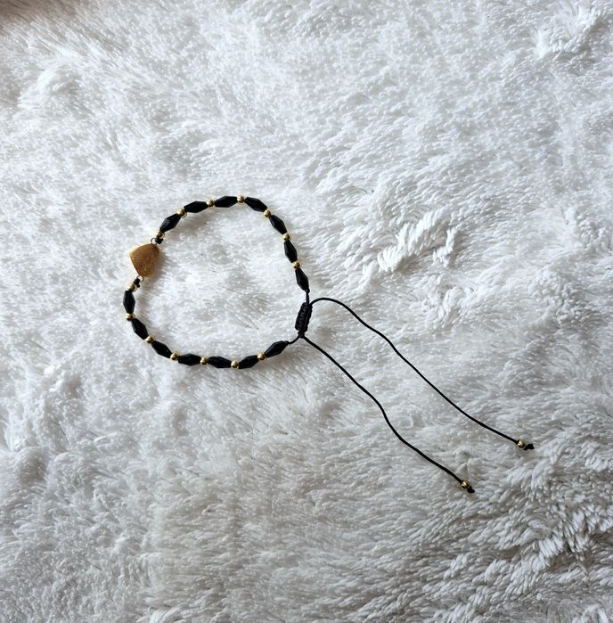 Bransoletka zaciągana makrama czarne koraliki złote serce