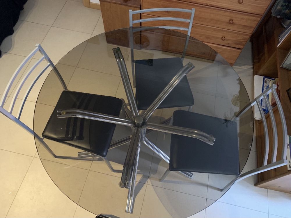 Mesa de vidro com 4 cadeiras