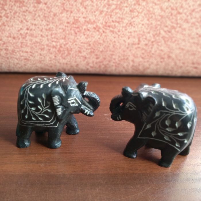 2 słonie z kamienia