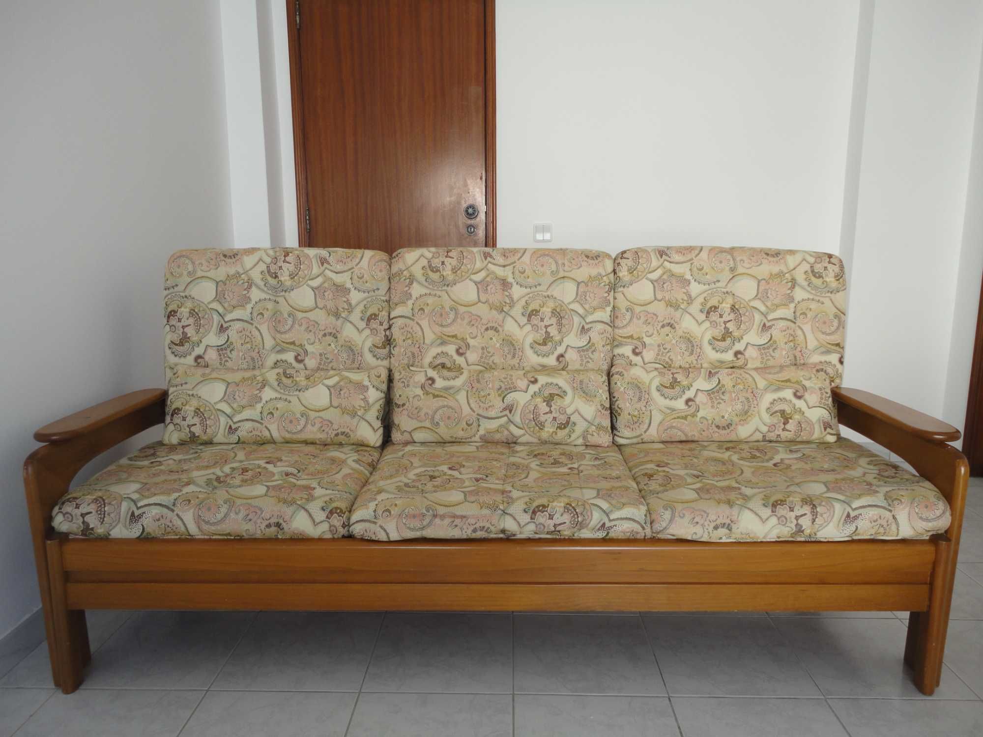 Vendo Sofá 3 lugares + 2 cadeirões usados.