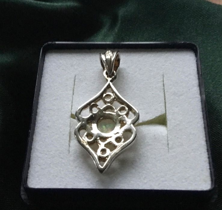 Srebrzysta zawieszka z opalizującym oczkiem