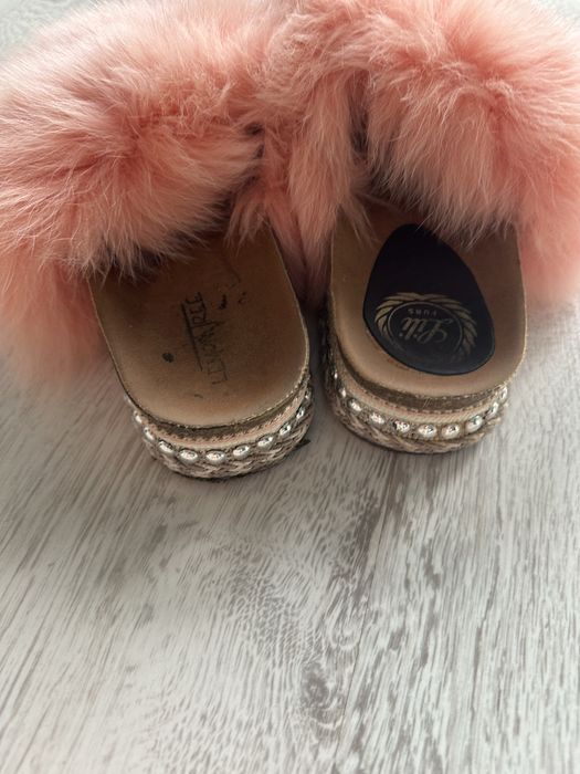 Różowe kapcie z futerkiem – styl i wygoda w jednym!