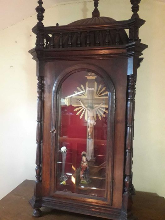 Oratorio com cruxifixo.  Muito antigo em madeira castanho