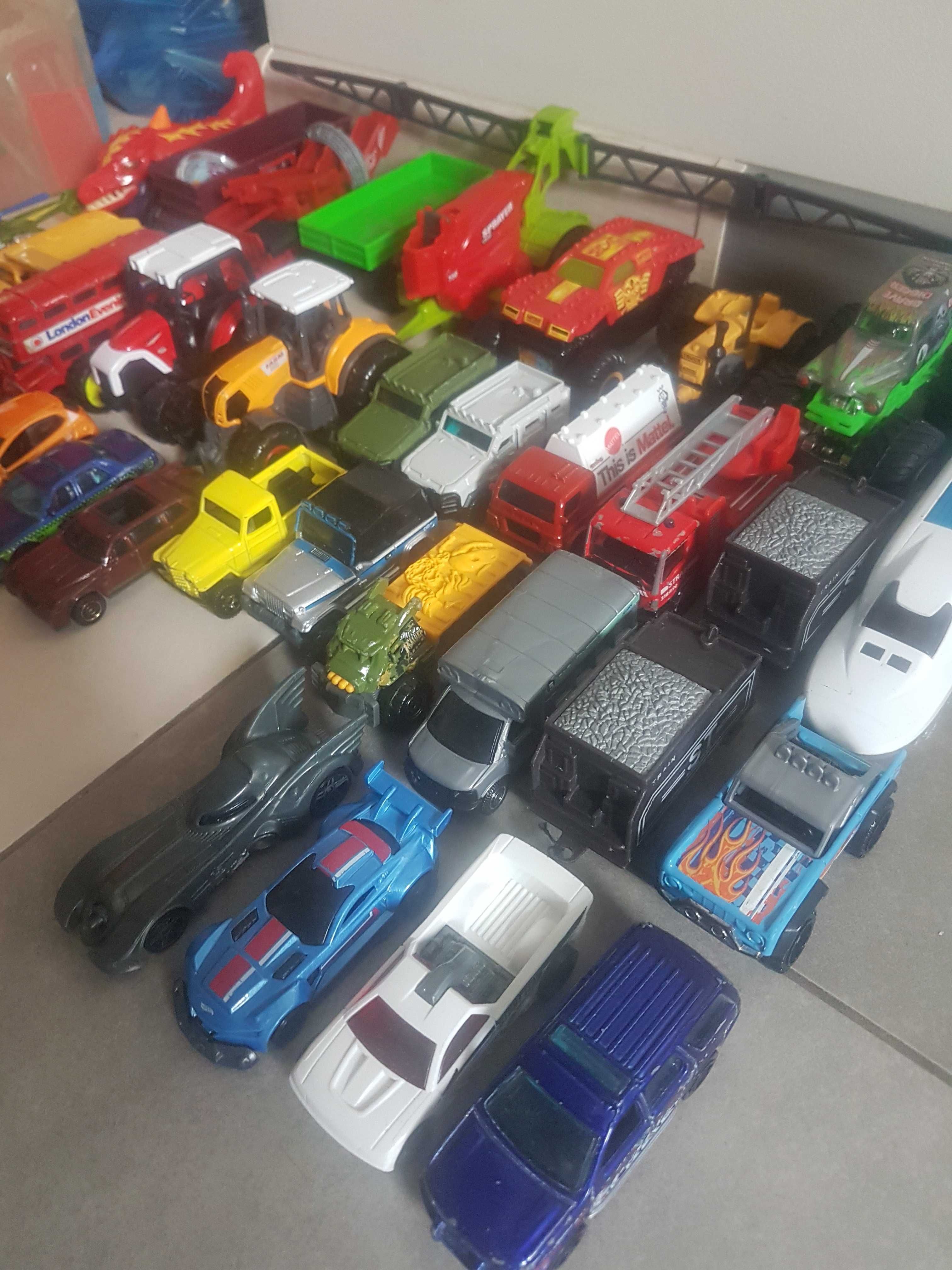 Autka zabawki resoraki samochodziki hot wheels i inne traktory