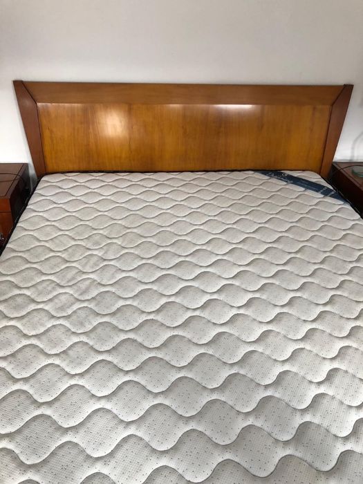 Cama colchao e mesas cabeceira
