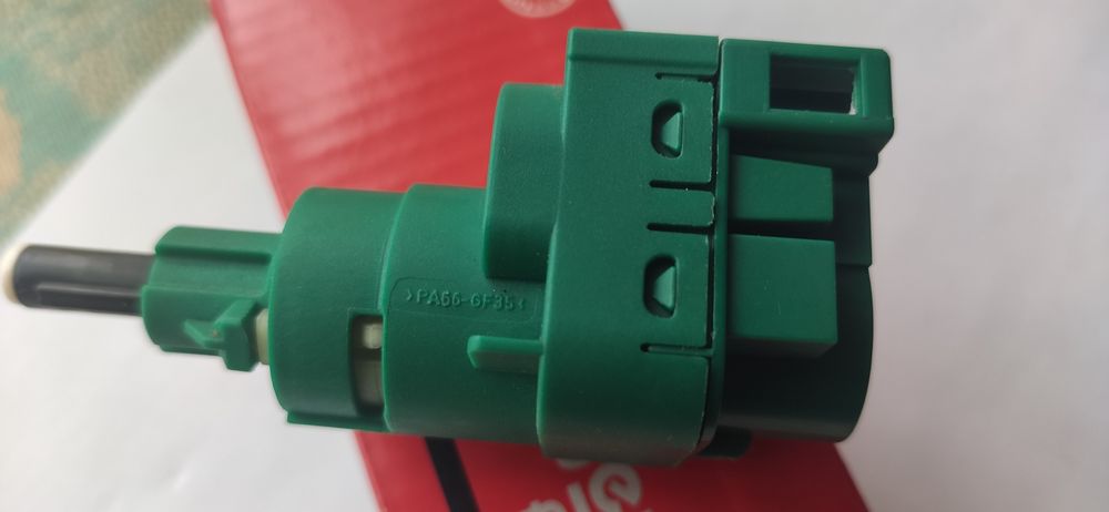 Выключатель фонаря сигнала торможения.