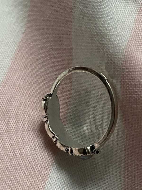 Metalowy pierścionek z małymi opalizującymi oczkami 16mm