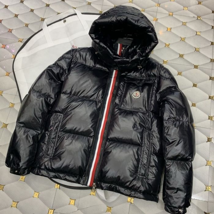 Пухова лакова куртка Moncler