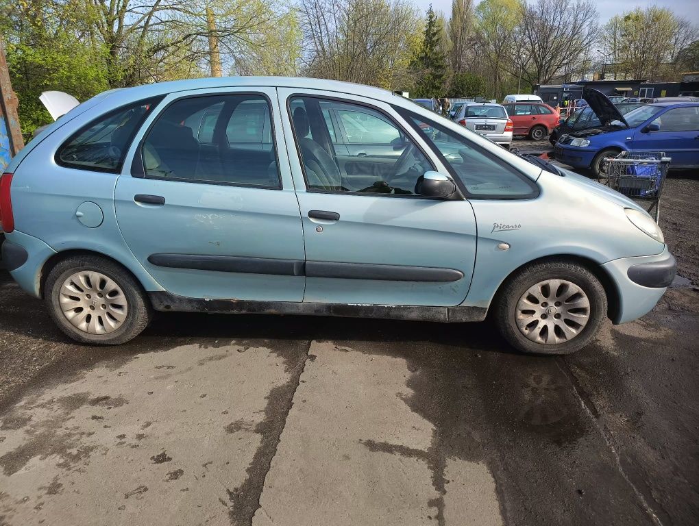 Citroen Xsara Picasso 2001r. 1.8 benzyna 85kW/116KM maska 202/24