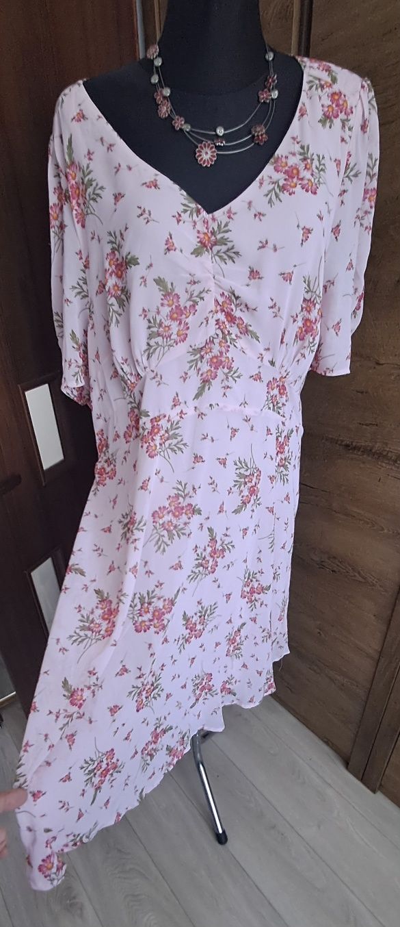 Elegancka sukienka w serek w kolorowe kwiatuszki