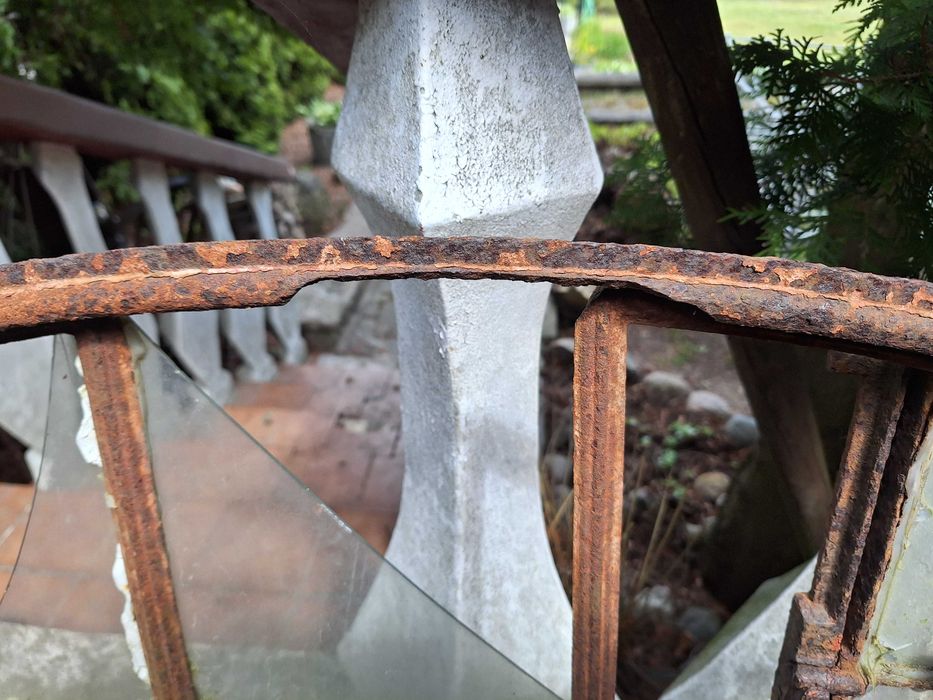 stare okno żeliwne góra uchylna