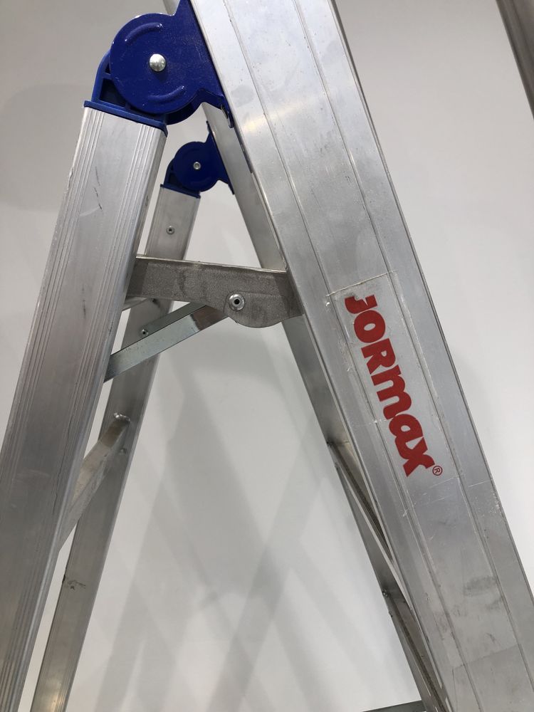 Escada com rodas profissional JORMAX INDUSTRIAL MAX PLUS 4WD