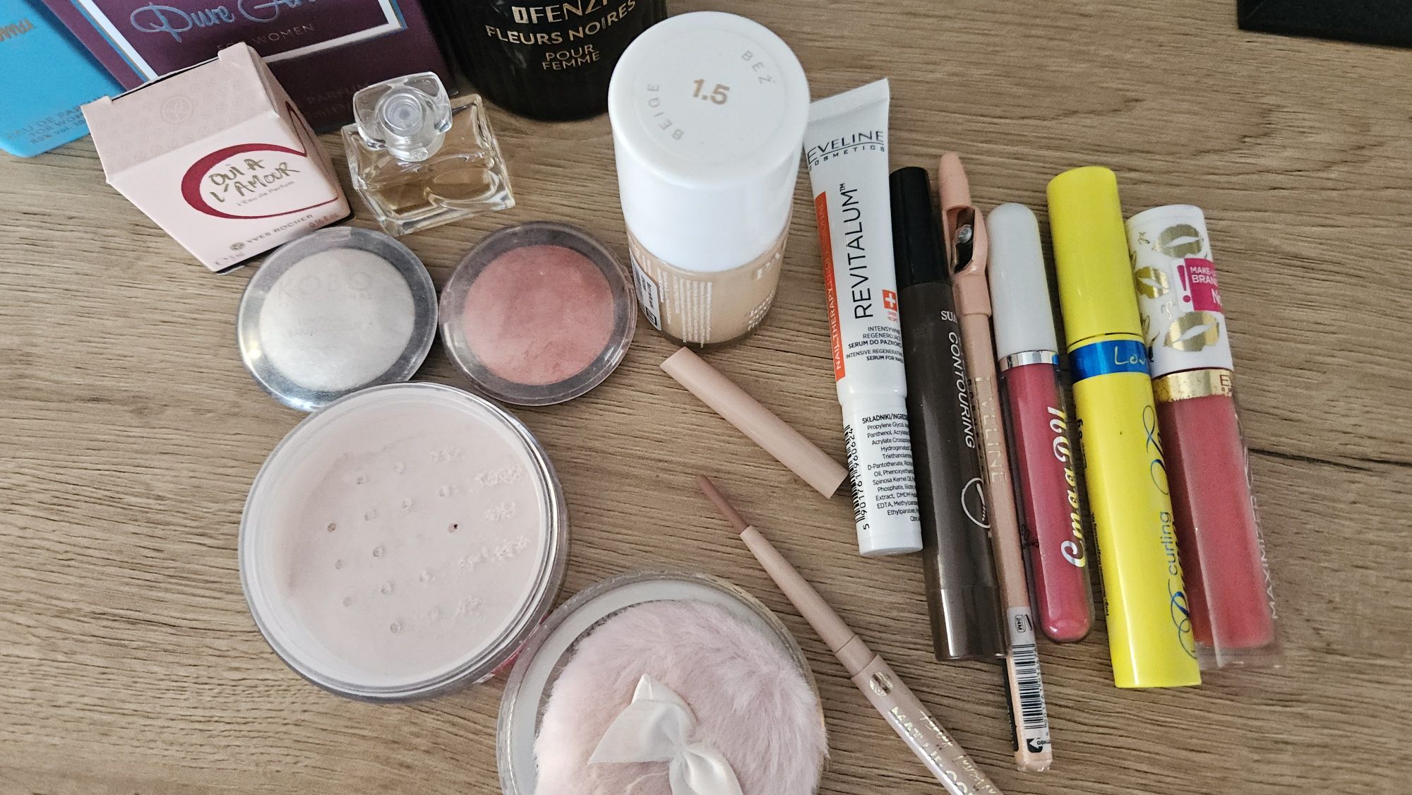 Zestaw kosmetyków perfumy tusz kredka puder podkład paese fluid brwiba