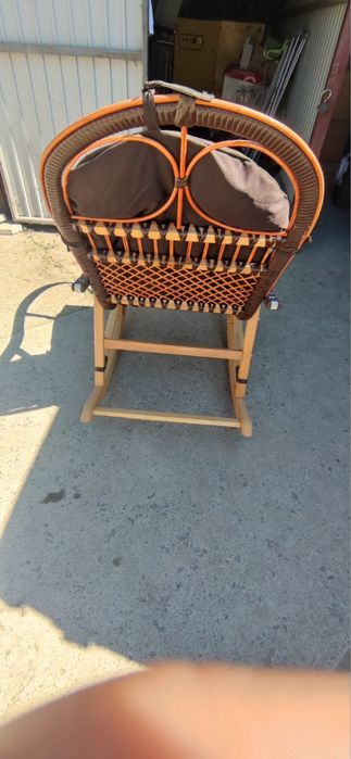 Кресло качалка с подушкой