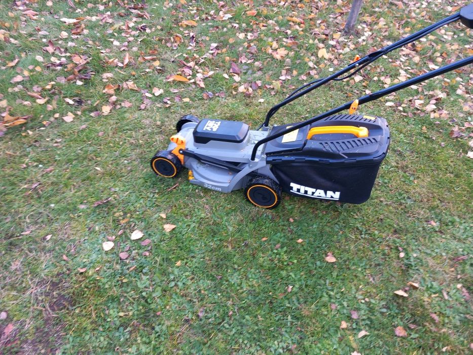 Zestaw Kosiarki Akumulatorowej TITAN 18V 32 cm i Podkaszarki 23cm