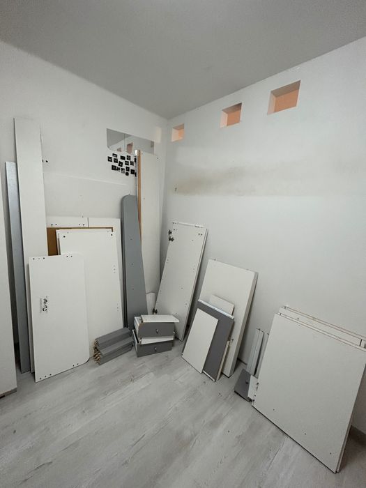 łóżko piętrowe z biurkiem, szafą i materacem
