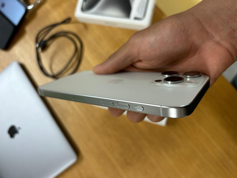 IPHONE 15 PRO MAX (COMO NOVO)