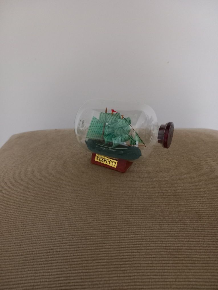 Frasco de vidro com barco - miniatura