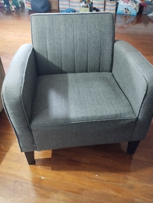 Duas Poltronas castanhas iguais