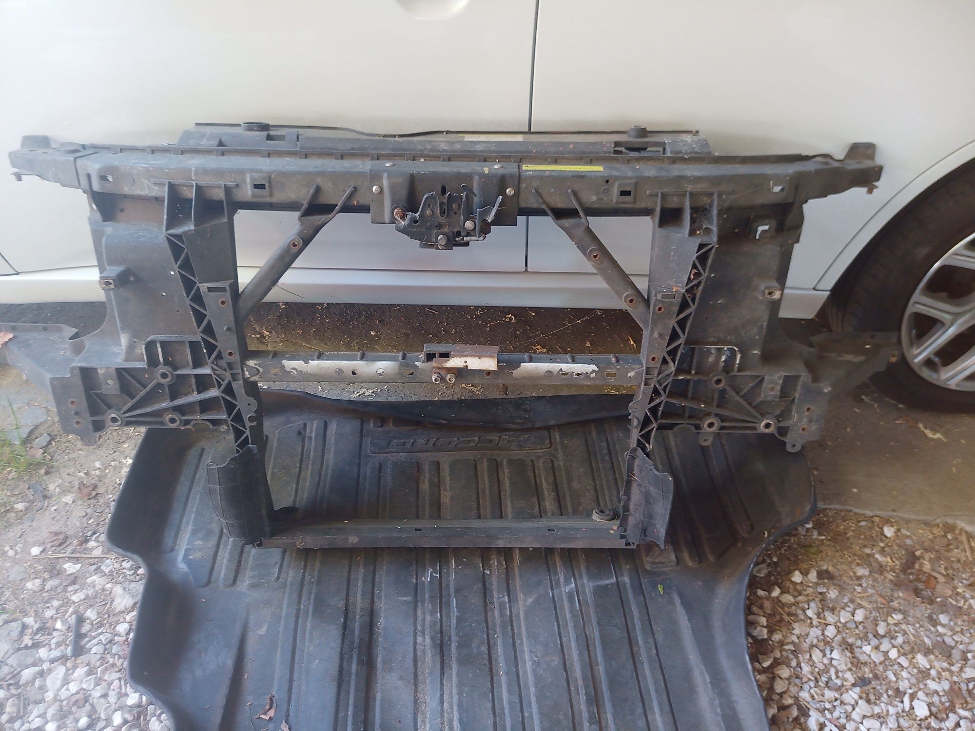 Pas przedni nissan titan 5.6 V8
