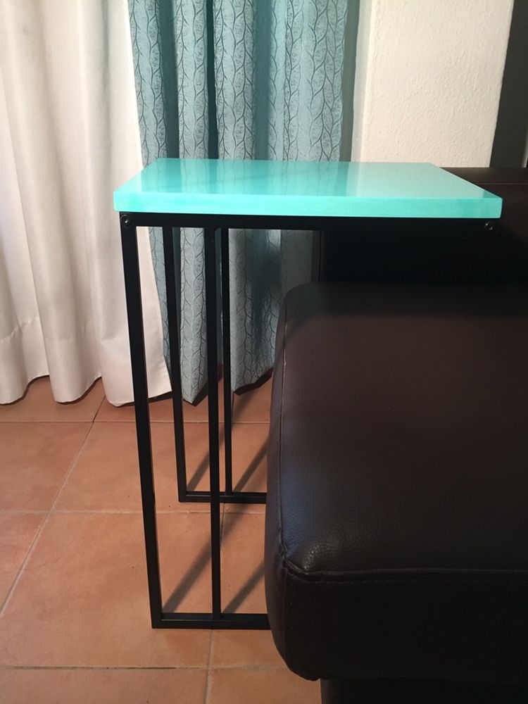 Mesa de apoio com tampo em Silestone