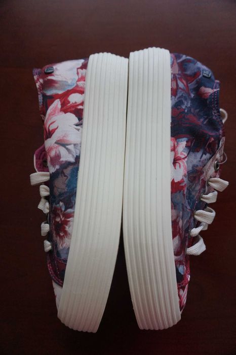 Sapatilhas Mustang novas com etiqueta