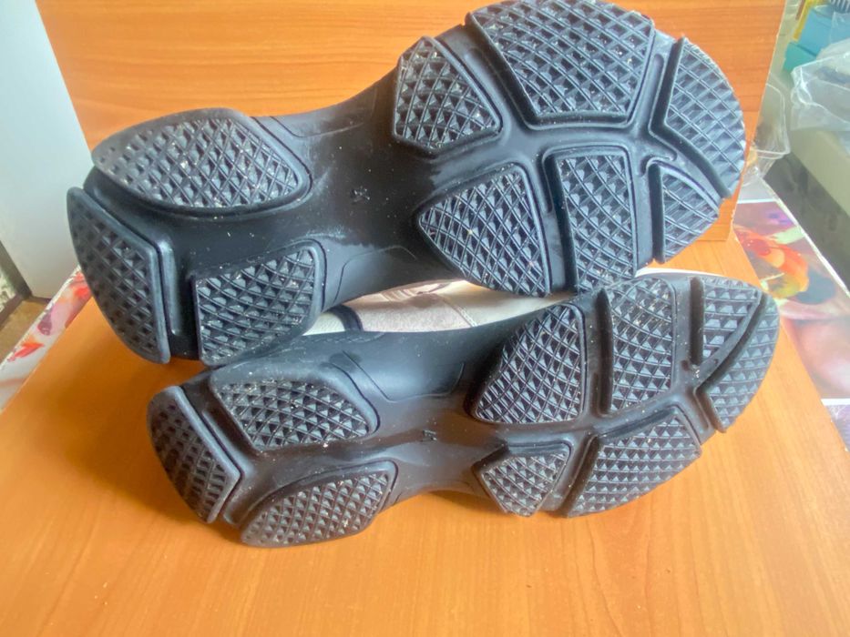 Зимові черевики. Жіночі. 41р. на 40 грн.