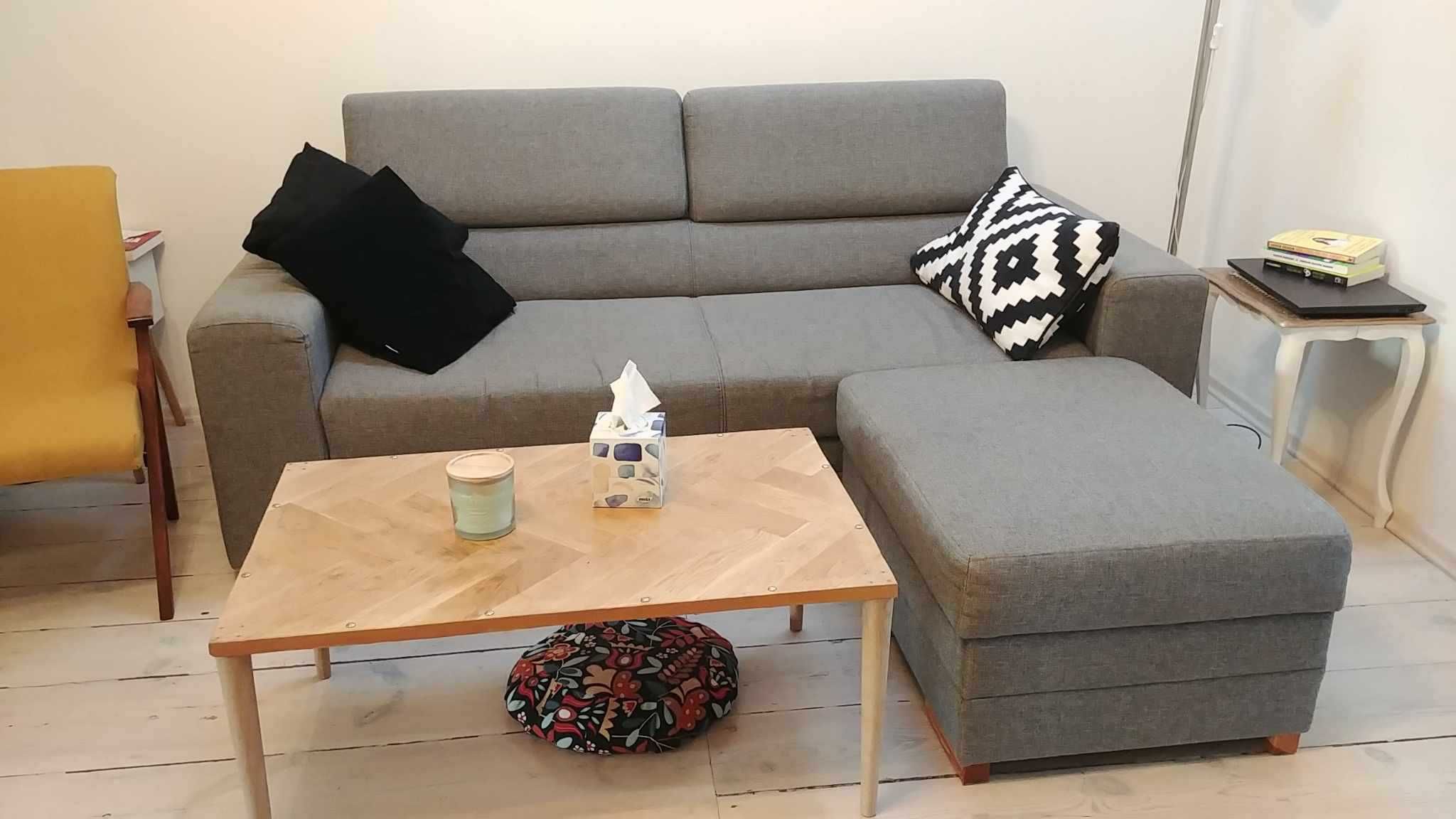 Rozkładana sofa z podnóżkiem i regulowanymi zagłówkami