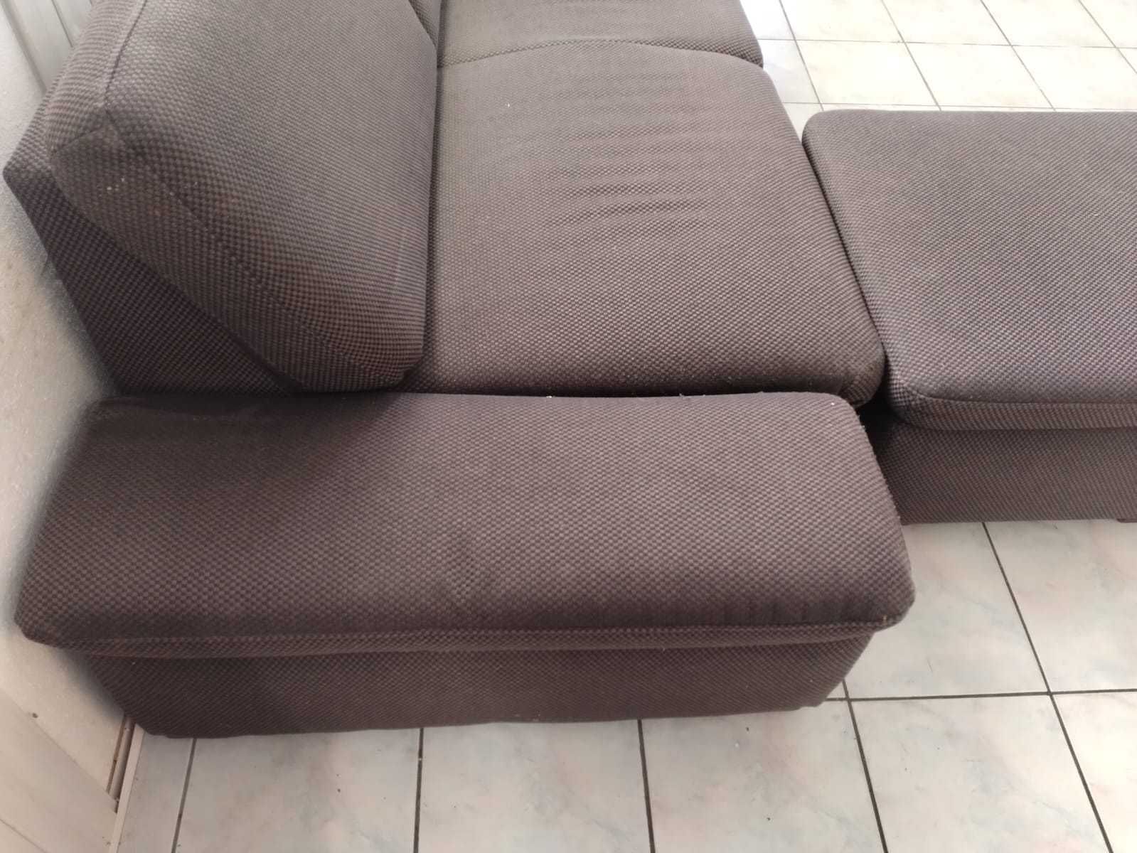 Sofa z regulowanymi podłokietnikami + Pufa