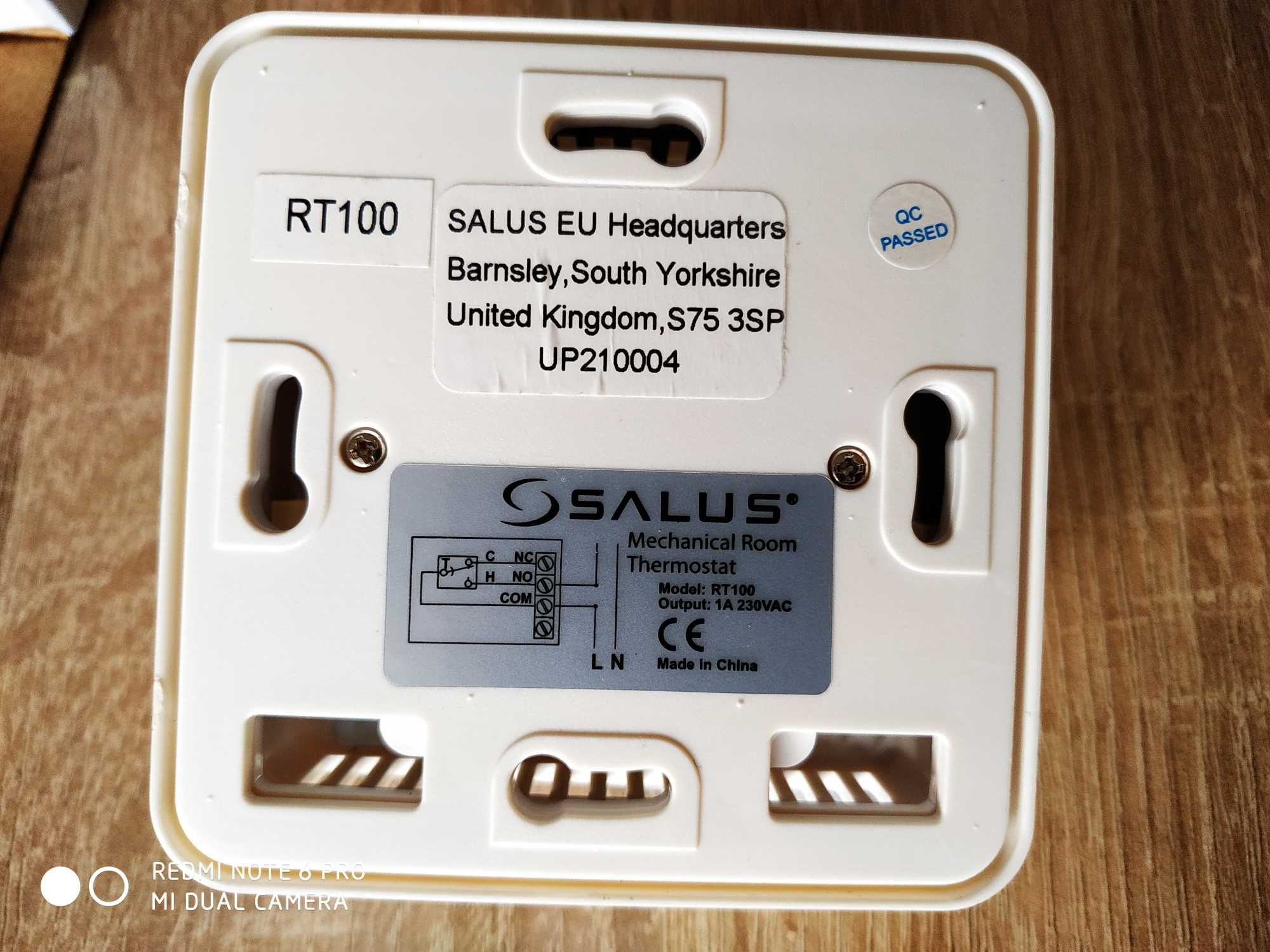SALUS RT100 Dobowy, przewodowy, regulator temperatury