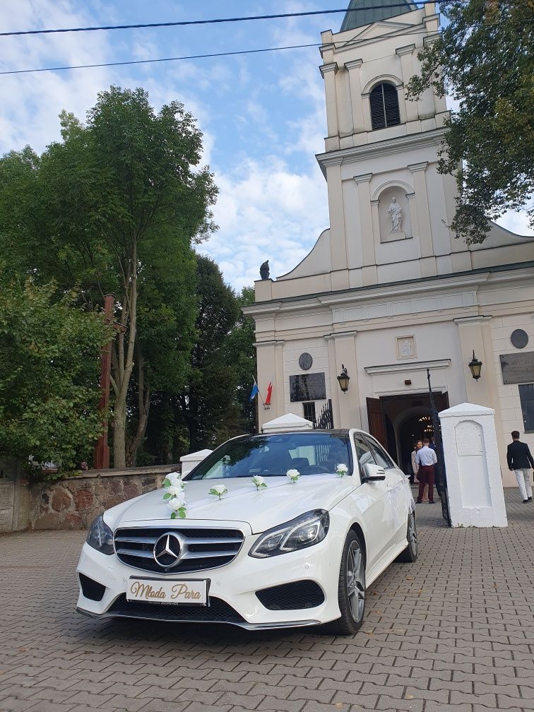 Auto do ślubu i na inne uroczystości Mercedes Benz E klasa Biała perła