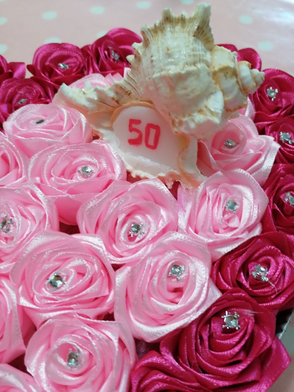 Caixa com 50 rosas de cetim