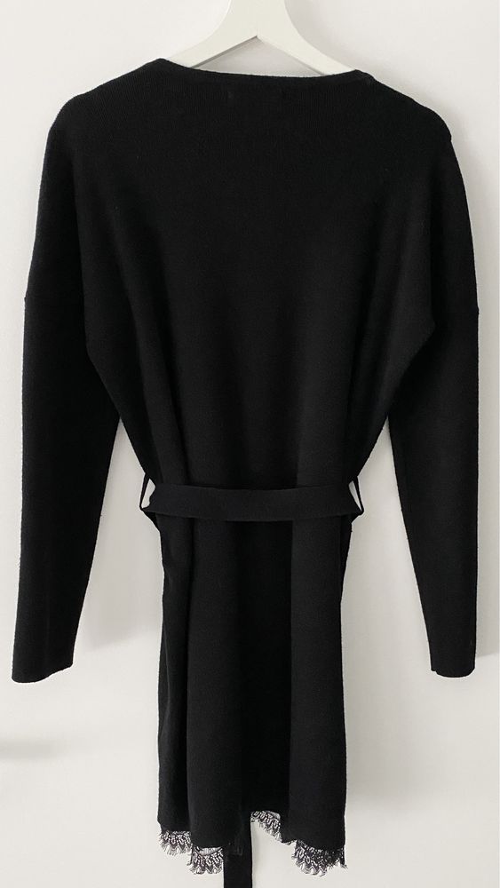 Długi sweter sukienka dzianinowa czarna z paskiem koronka Mohito