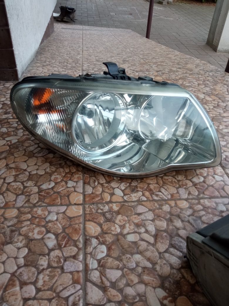 Lampa reflektor prawy Chrysler Voyager IV Grand Voyager IV 04-07 lift