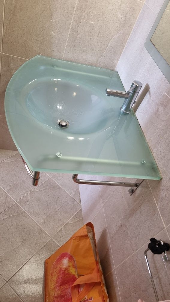 Lavatório em vidro