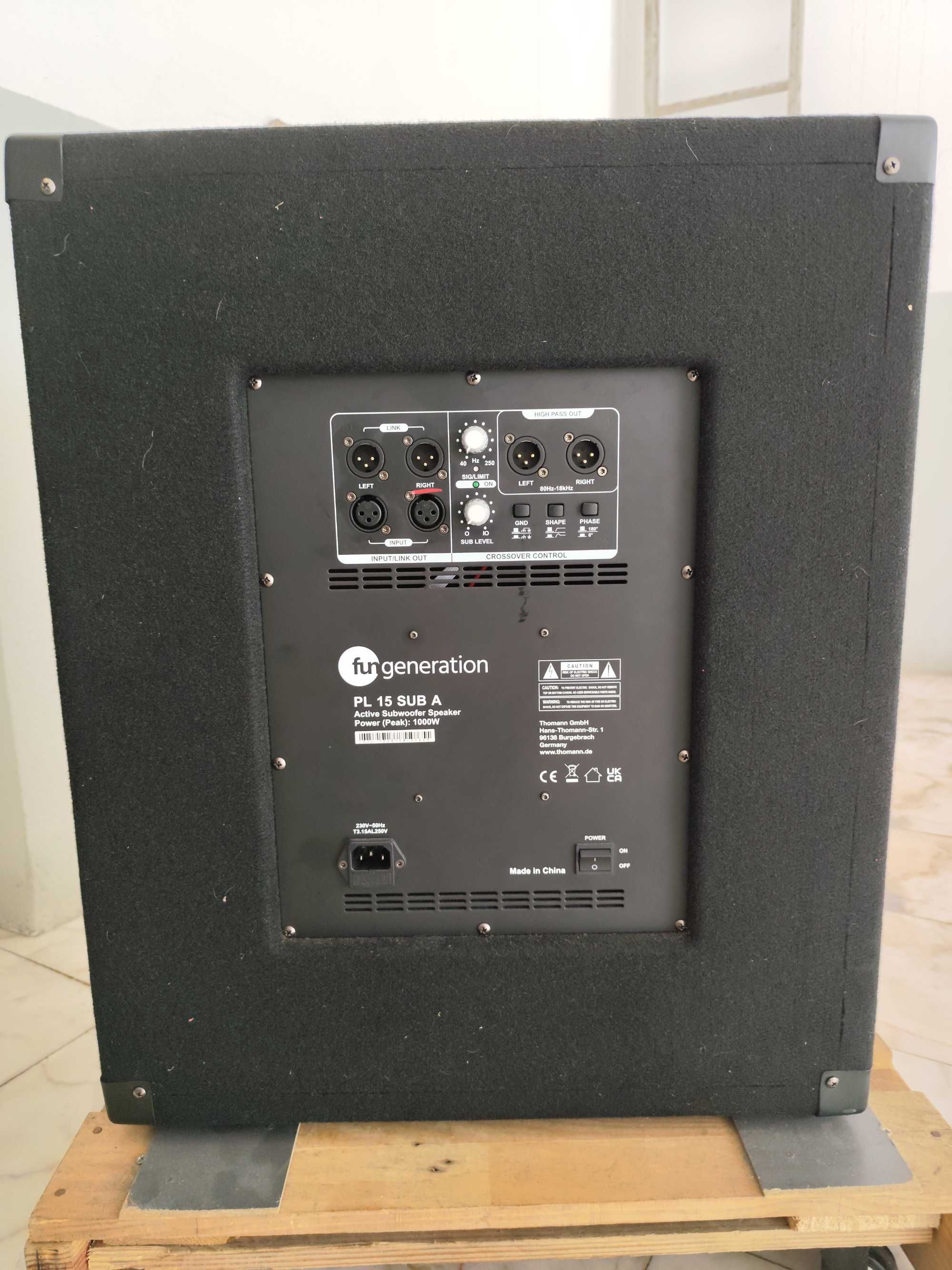 Subwoofer de 15" em bom estado com 1000w de potência.
