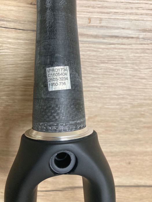 Nowy widelec szosowy carbon Bianchi QR9