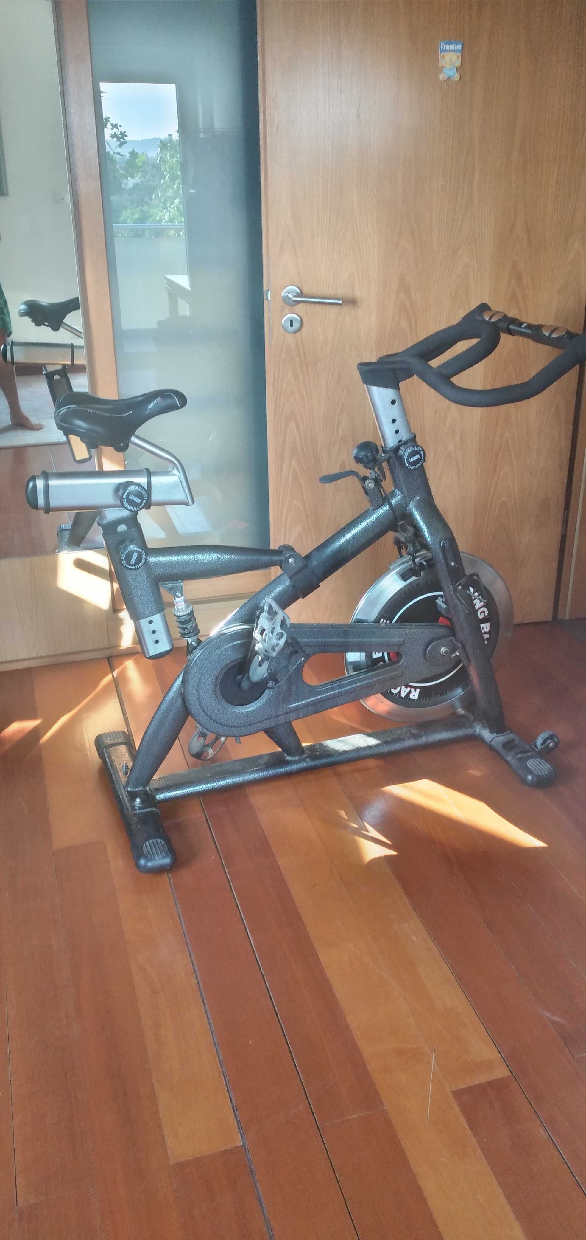 Bicicleta estática de ginasio, boa para treinar em casa.