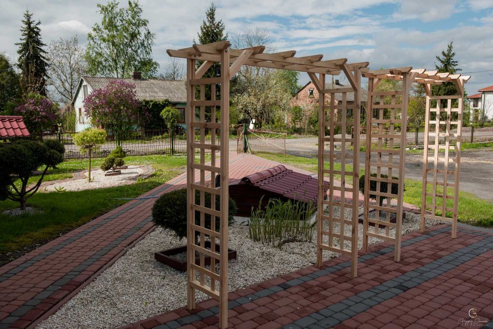 Pergola ogrodowa , kwiaty