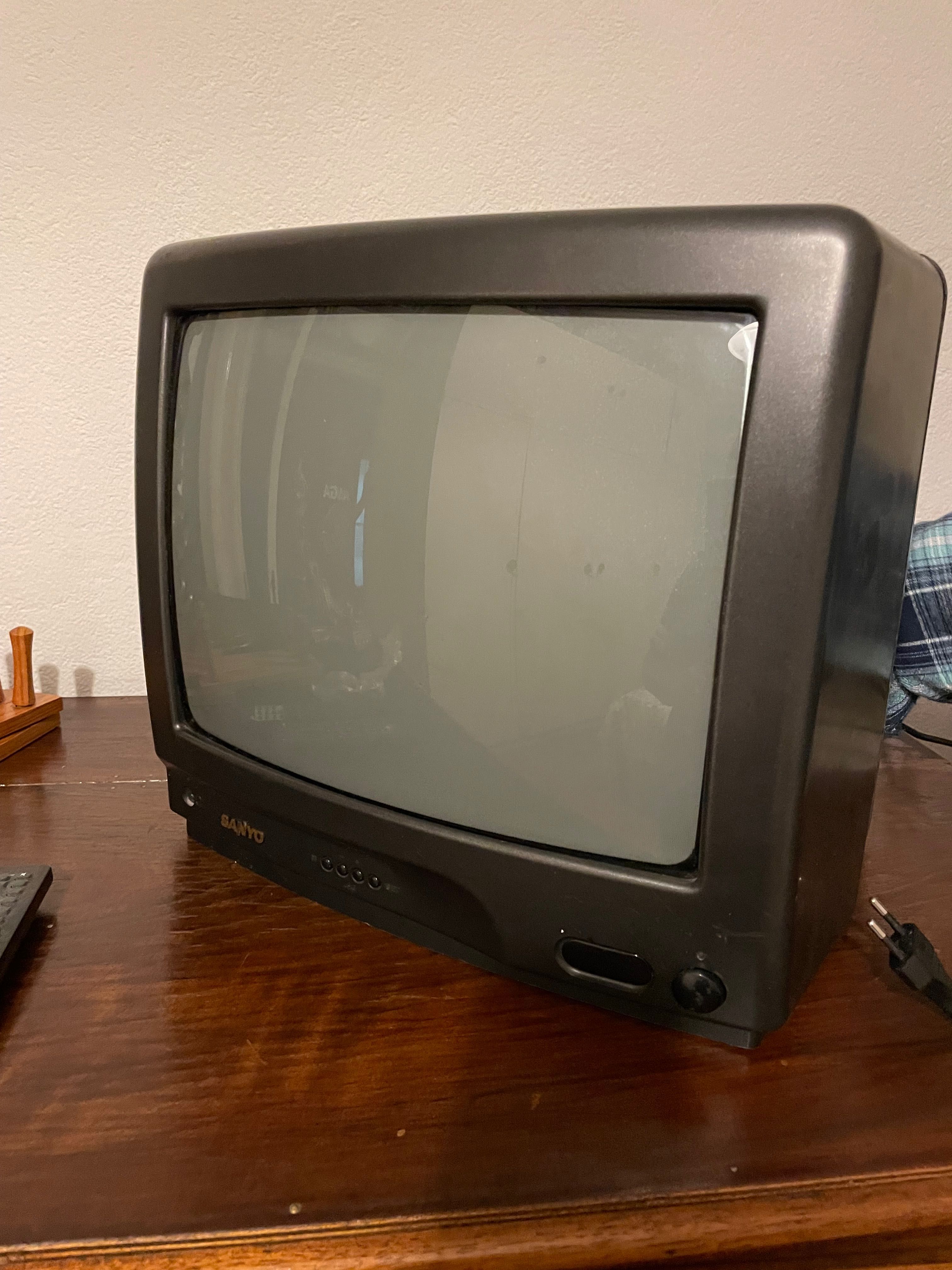 TV Televisão TV Sanyo 30 a 35 cm a funcionar