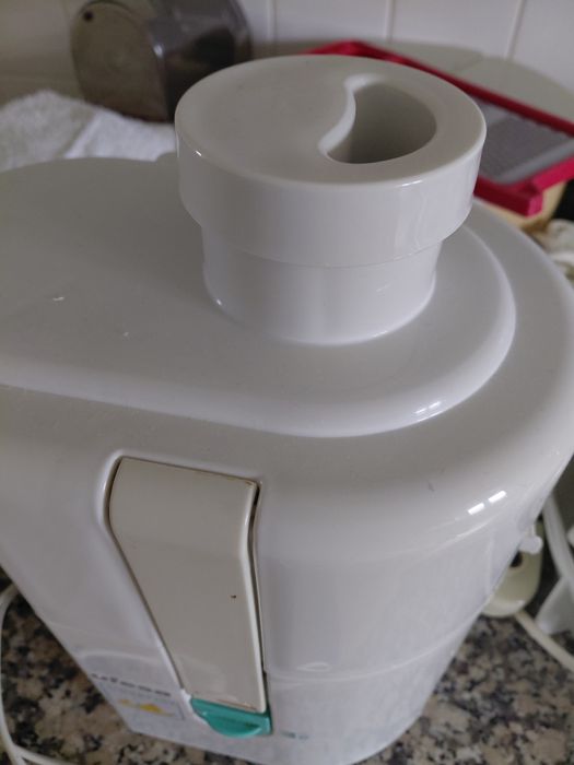 Liquidificadora Ufesa,  para fazer sumos naturais a funcionar