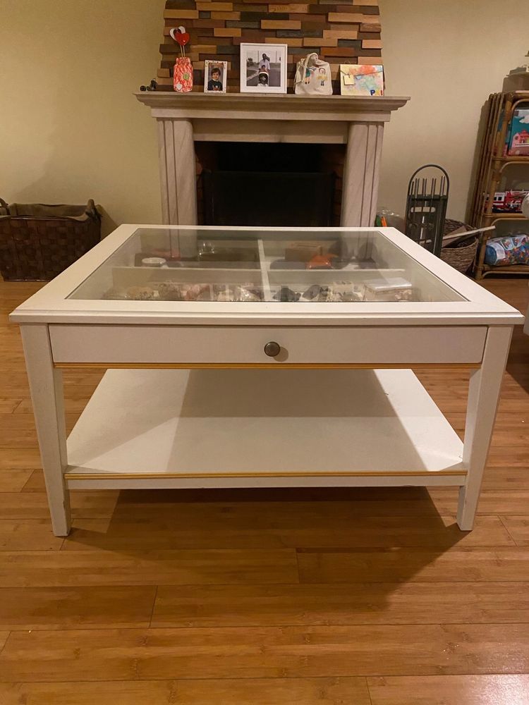 Mesa quadrada IKEA com tampo em vidro