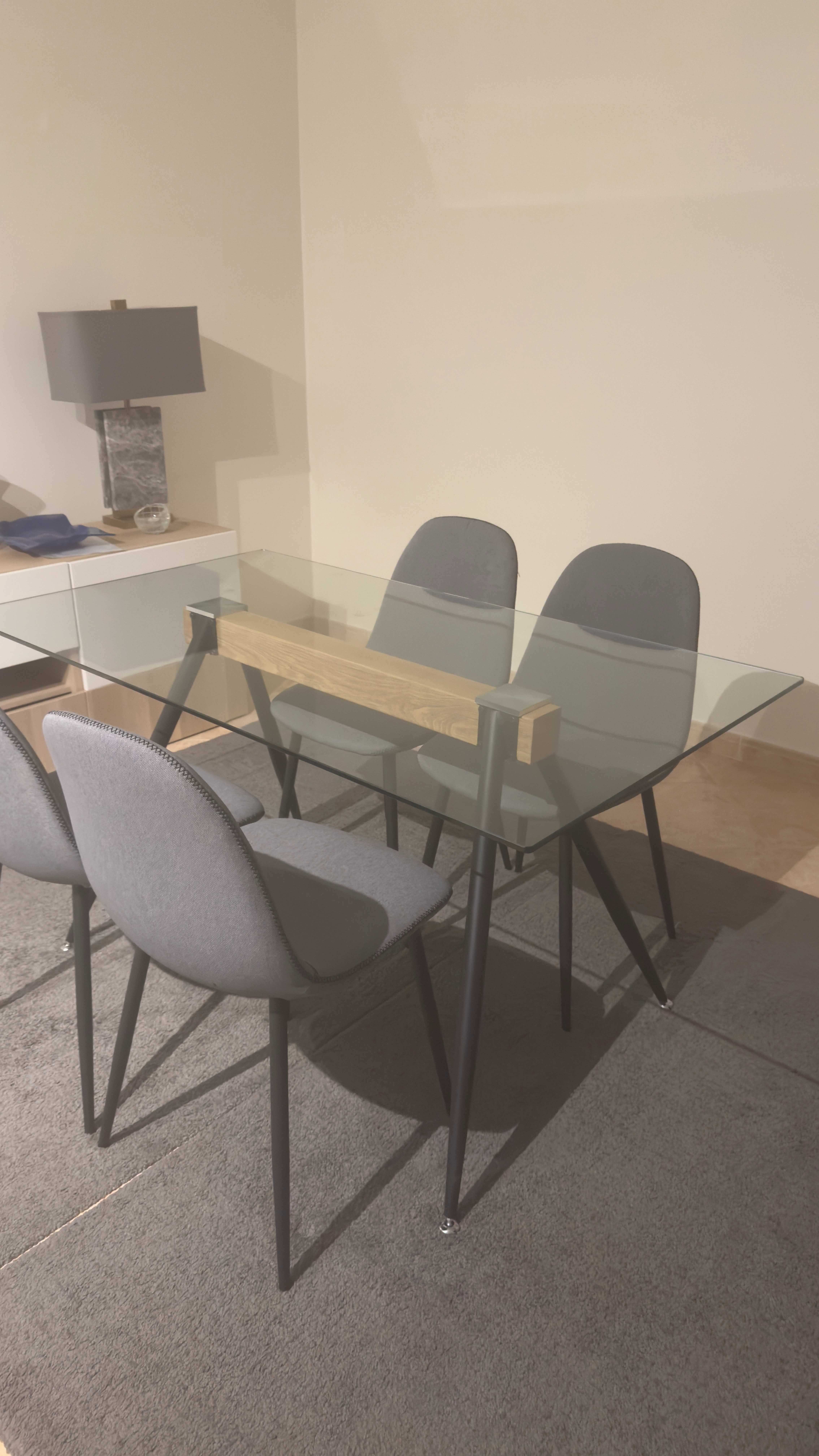 Mesa de Jantar Moderna com Tampo em Vidro e 4 Cadeiras - Como Nova