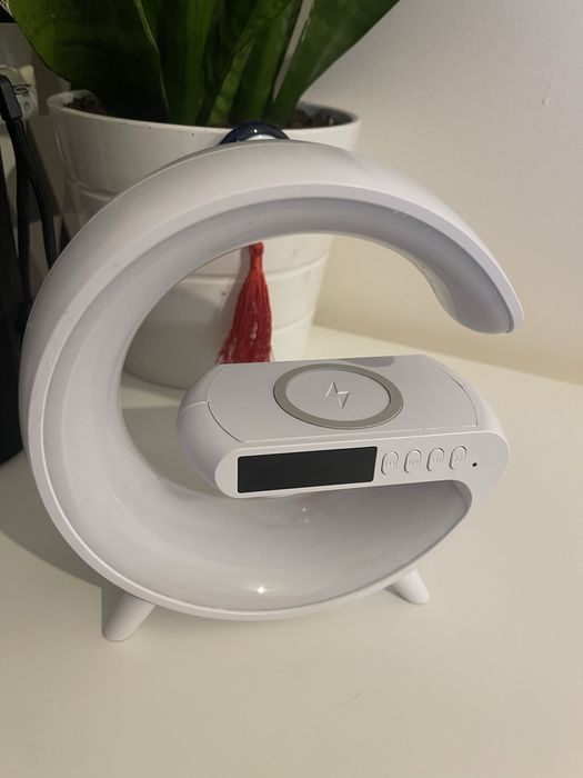 Lampka LED RGB z ładowarka indukcyjna głośnik i zegar
