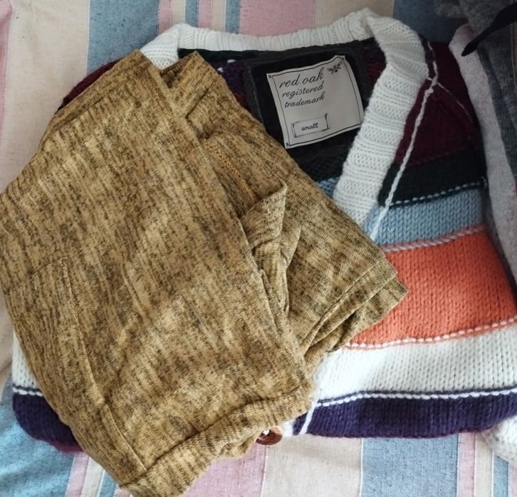 Lote de 30 peças de roupa incluí peças de inverno e verão