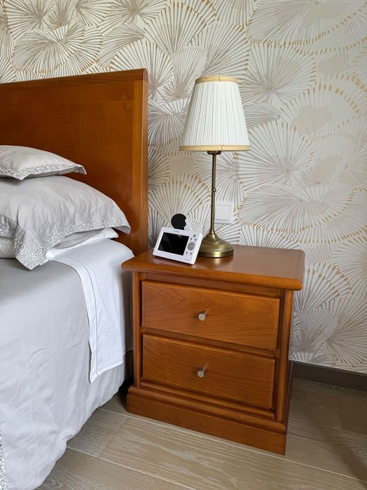 Conjunto de quarto de casal, madeira maciça, muito bom estado