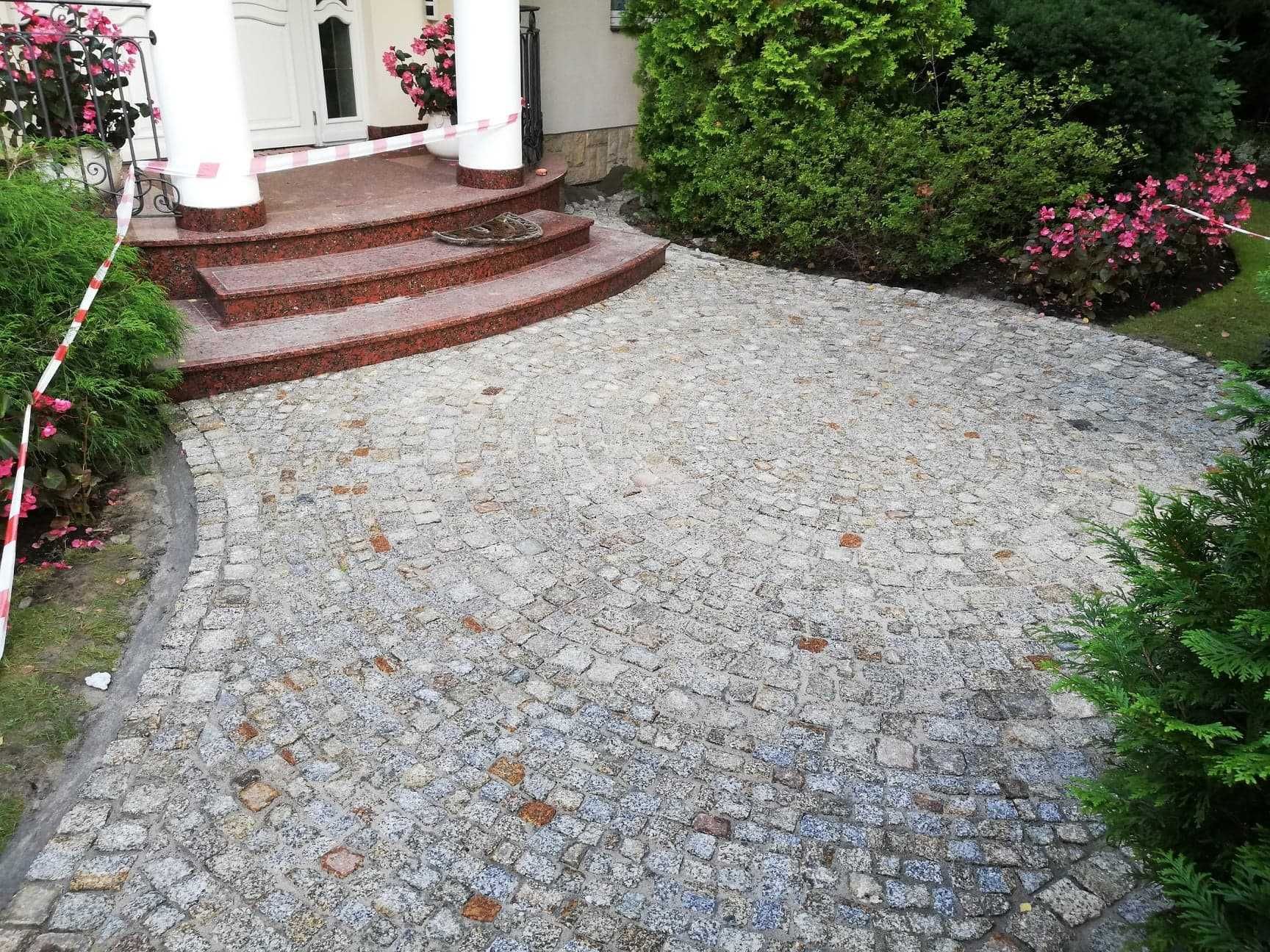 Układanie kostki brukowej – betonowa i granitowa